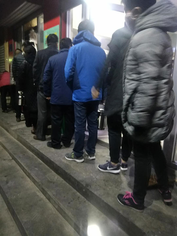 早晨排队喝糁