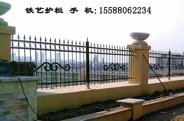 我们刚施工过的小区铁艺护栏